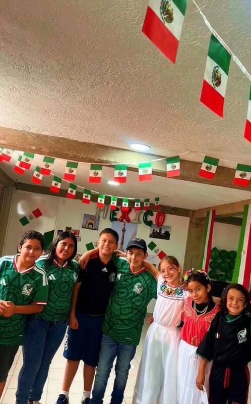 alumnos del colegio novoespañol en la feria de paises